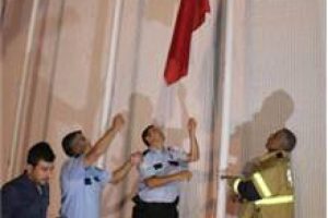 İzmir'de T&uuml;rk bayrağına saldırı!