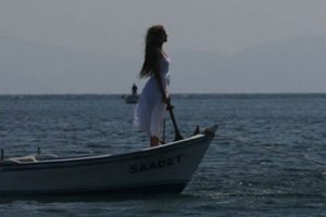 Fahriye Evcen denizin ortasında zor anlar yaşadı