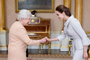 Angelina Jolie'ye İngiltere'den &ouml;d&uuml;l