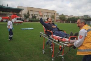 Kalp krizi ge&ccedil;irdi, ambulans helikoptere el sallayarak gitti