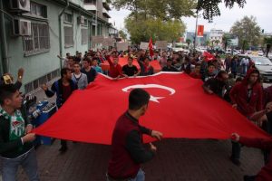 Bursa'da T&uuml;rk bayraklı protesto