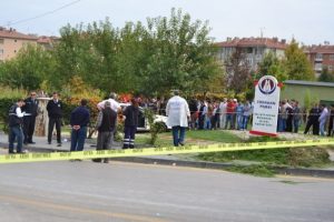 Başkent'te facia, otomobil yayaların arasında daldı