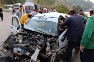 Minib&uuml;s ile &ccedil;arpıştı! &Ccedil;ok sayıda yaralı...