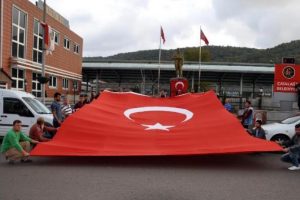 Zonguldak'ta T&uuml;rk bayrağının yakılması protesto edildi