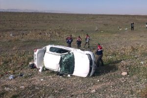 Otomobil şarampole yuvarlandı: 2 &ouml;l&uuml;, 1 yaralı