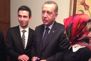 Nişan y&uuml;z&uuml;klerini Erdoğan taktı