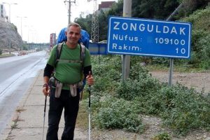 Avusturya'dan Mekke'ye y&uuml;r&uuml;yerek gidiyor