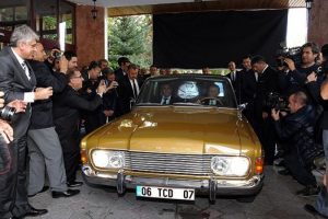 Bah&ccedil;eli klasik otomobilinin direksiyonuna ge&ccedil;ti