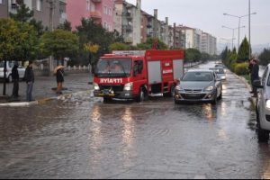 Yarım saatlik yağmur hayatı fel&ccedil; etti