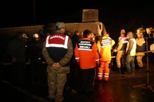 Sivas'ta polisleri taşıyan otob&uuml;s devrildi: 3 şehit