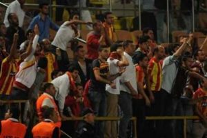 Trib&uuml;nde bı&ccedil;aklandılar