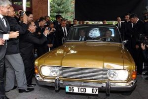 Bah&ccedil;eli MYK'ya klasik otomobiliyle geldi