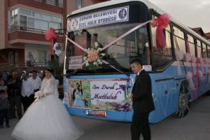 Otob&uuml;s&uuml; gelin arabası yaptı ve...