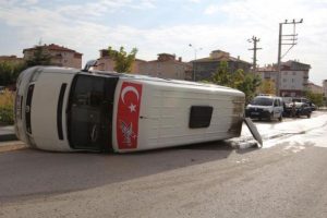Servis devrildi: 3'&uuml; Bel&ccedil;ikalı 5 kişi yaralandı
