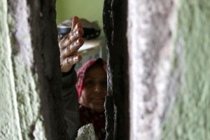 Evlerin duvarları da &ccedil;atladı