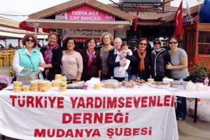 Yardımsever kadınlardan aşure kermesi