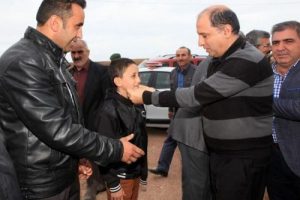 Kopan kolu yerine dikilen &ccedil;ocuğa vali morali