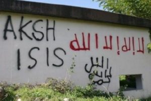 Manastır duvarına IŞİD yazısı