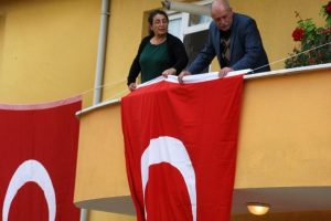Şehit babası evine T&uuml;rk bayrağı astı