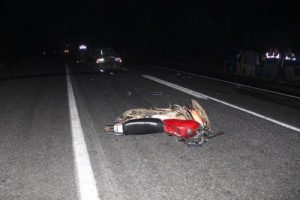 Otomobille &ccedil;arpışan motosikletli s&uuml;r&uuml;c&uuml; yaşamını yitirdi