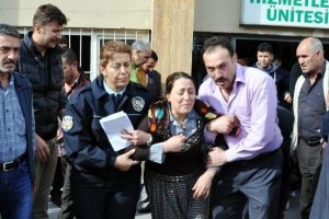 Şehit annesinin y&uuml;rek burkan feryatları