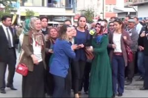 G&ouml;zyaşları i&ccedil;inde emniyet m&uuml;d&uuml;rl&uuml;ğ&uuml;ne geldiler