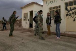 PYD gen&ccedil;leri evinden topluyor