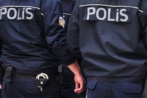 Polis bı&ccedil;akla yaralandı