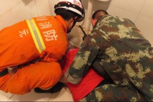 Takma dişlerinin peşinden gitti ve...