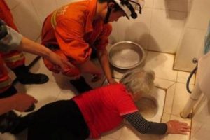 Tuvalete sıkışan kadın 4 saatte kurtarıldı