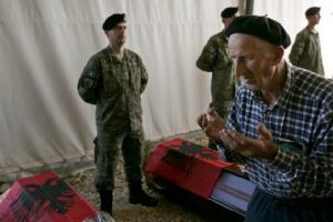 Toplu mezardan &ccedil;ıkan kemikler Kosova'ya iade edildi