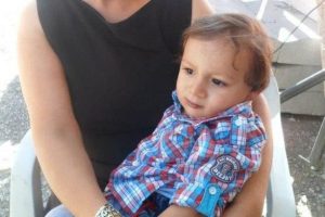 Yayaların arasına dalan otomobil annesinden ayırdı