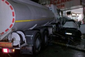 Tanker'in &ccedil;arptığı minib&uuml;s eczaneye girdi!