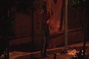 Eli silahlı eylemcilerin o anı g&ouml;r&uuml;nt&uuml;lendi