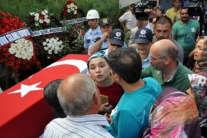 5 aylık bebeğiyle eşini uğurladı