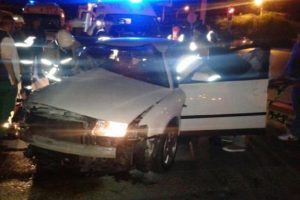 &Ccedil;eşme'de 2 otomobil &ccedil;arpıştı: 1 &ouml;l&uuml;