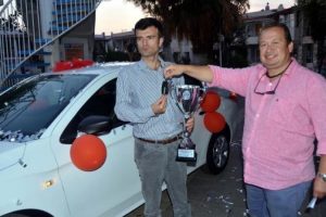 Tavla turnuvasını namağlup tamamladı, otomobili aldı