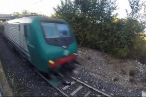 Metrelerce uzunluktaki tren &uuml;zerinden ge&ccedil;ti