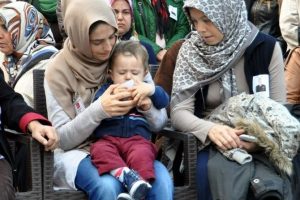 Babasının fotoğrafına bakıp ağladı
