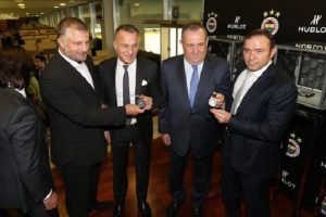 Fenerbah&ccedil;e i&ccedil;in &ouml;zel yapılan saatler tanıtıldı