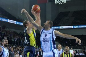 Fenerbah&ccedil;e lige galibiyetle başladı