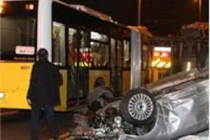 Bariyerleri aşıp metrob&uuml;s yoluna daldı! 2 yaralı