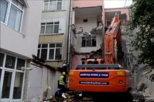 Yıkım alanında malzeme tartışması