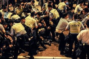 Hong Kong polisi g&ouml;stericileri b&ouml;yle dağıttı!