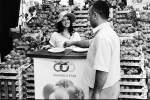 Kendi &uuml;rettiği meyveleri Migros'ta rafa koyacak
