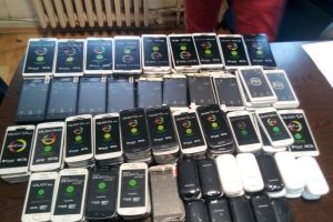 Durdurulan ara&ccedil;tan 223 ka&ccedil;ak telefon &ccedil;ıktı
