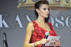 &Ouml;zge Ulusoy kırmızı elbisesiyle &ouml;d&uuml;l t&ouml;reninde dikkat &ccedil;ekti...