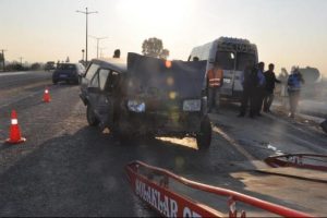Feci kaza! Otomobil &ouml;ğrenci servisine &ccedil;arptı ve...