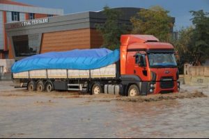 Ulaşım durdu, ara&ccedil;lar sulara g&ouml;m&uuml;ld&uuml;