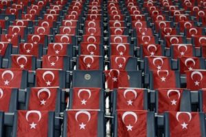 Trib&uuml;nde de son sıradayız!
